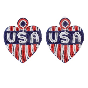 Pendientes Bordados a Mano con Cuentas Rojas, Blancas y Azules, Patrióticos para Halloween y Celebraciones del Día Nacional - Product Image 1