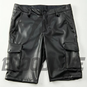 Shorts Bermuda pour homme en PU noir avec poches cargo, fermeture boutonnée, style décontracté - Product Image 1