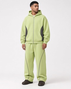 Chaqueta cortavientos con capucha deportiva para hombre Heather Grey con ribetes blancos y cremallera completa, y pantalones de chándal acampanados cómodos estilo streetwear. - Product Image 2