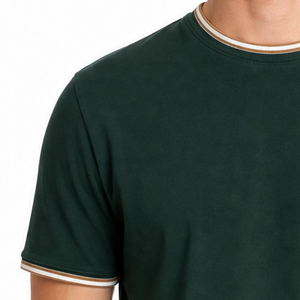 Camiseta de manga corta para hombre, cuello redondo premium, color verde oscuro, beige, blanco, con doble franja y cuello acanalado. - Product Image 3