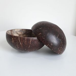Cuenco minimalista de coco lacado en verde, hecho a mano, para servir nueces y organizar los artículos esenciales de tu escritorio. - Product Image 2