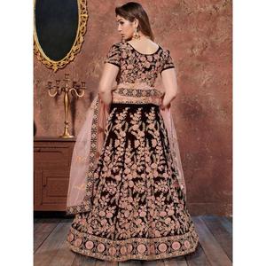 Hilo marrón oscuro bordado terciopelo seda nupcial Lehenga Choli - Product Image 1