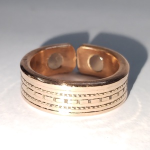Ensemble d'anneaux magnétiques de bien-être texturés, de luxe, en cuivre poli, écologiques, au design personnalisable, pour mariage, par Antique Creation - Product Image 2
