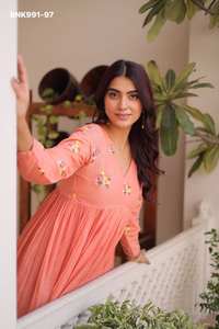 Increíble Conjunto de Kurti y Pantalón de Algodón con Bordado, Hermoso y de Nueva Llegada, Moda Femenina, Compra en Línea, Ropa Étnica India - Product Image 5