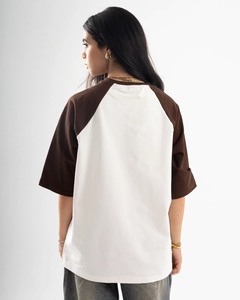 Fournisseur en gros de t-shirts en coton à manches raglan bicolores contrastées marron foncé avec logo personnalisé - Product Image 4