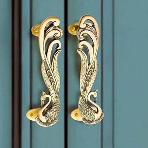 Elegante manija metálica de calidad garantizada que recibe a cada invitado con estilo y confianza. - Product Image 2