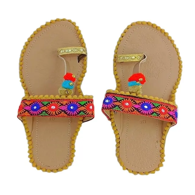 Sandálias multicoloridas étnicas planas, para senhoras, confortáveis projetadas a partir de exportadores indianos e fornecedores em estoque para venda