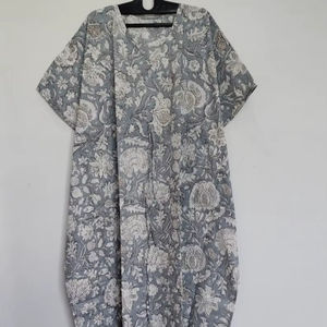 Robe kaftan florale grise faite à la main en Inde, légère, style bohème, pour la plage - Product Image 1