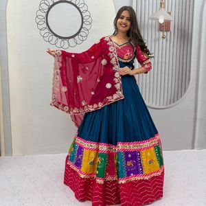 Lehenga Choli élégant en coton pur brodé de qualité supérieure pour Navratri avec dupatta en georgette, fabriqué par Royal Exports - Product Image 2