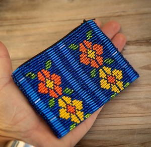 กระเป๋าใส่เหรียญปักลูกปัดพรีเมียมพร้อมซิปปิด ดีไซน์งานฝีมือหลากสีสัน งานฝีมือเหนือกาลเวลา จากอุตรพัฒนา - Product Image 1