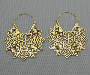 Boucles d'oreilles créoles faites à la main en perles dorées, style tribal bohème minimaliste ethnique, bijoux de Bali par Hari Om Creations - Product Image 3