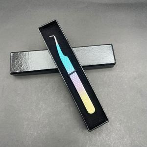 Pinzas Profesionales Personalizables de Dos Tonos Verdes de Acero Inoxidable con Punta de 90 Grados para Extensión de Pestañas, Agarre de Diamante, Sostenibles - Product Image 2