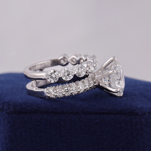 Bague de fiançailles en or 14 carats avec diamant de laboratoire rond, sertie de griffes, alliance pavée, certifiée IGI - Product Image 3