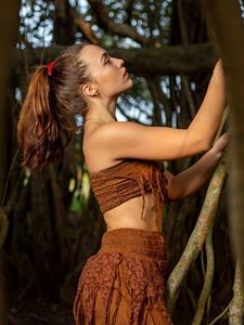 Top Bandeau Artesanal de Macramé Marrón con Flecos de Algodón, Top Corto sin Tirantes Estilo Boho Chic, Top Tribal Pixie para Festivales - Product Image 1