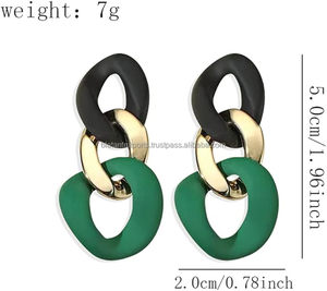 ต่างหูห่วงเรซิ่นดีไซน์เนอร์ระดับพรีเมียม รูปทรงคู่รัก สำหรับผู้หญิงและเด็กผู้หญิง สไตล์มินิมอล คลาสสิก ชุบทอง ทำด้วยมือ ของขวัญส่วนตัว - Product Image 2