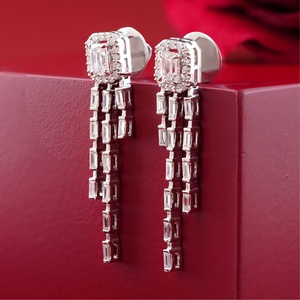 ต่างหูเพชรทรงเหลี่ยมมรกต 2.27 กะรัต เพชรเลี้ยงในห้องปฏิบัติการ ทอง 14K ประดับแพลตตินั่ม ทรงบาแกตต์ แบบห้อยระย้า เหมาะสำหรับงานปาร์ตี้ ของขวัญ ความใส VVS1 คุณภาพการเจียระไนดี - Product Image 3