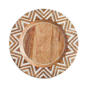 Assiette de service en bois naturel de style nordique avec bord cannelé - Sous-assiette en bois réutilisable et écologique pour décoration de table de mariage - Product Image 3