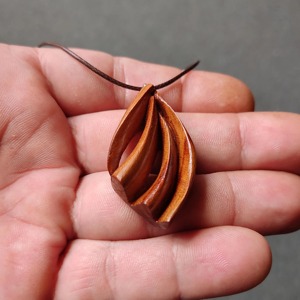 Collier pendentif en bois en forme de larme, finition naturelle, bijoux artisanaux - Product Image 6