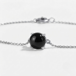 Pulsera de eslabones de plata de ley Rhodia Rhaya Jewels con ónix negro cabujón solitario geométrico clásico y engaste de puntas - Product Image 3