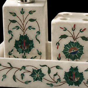 Ensemble d'accessoires de salle de bain de luxe faits à la main avec incrustations en marbre, comprenant un distributeur de savon, un porte-brosse à dents et un plateau - Product Image 3