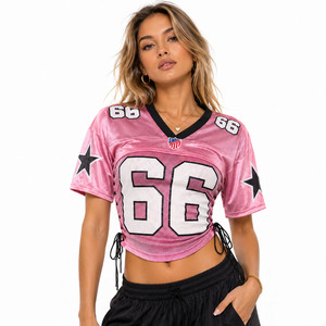 Haut court classique rose en maille avec lacets latéraux, style jersey tendance pour femme, manches courtes, streetwear, impression de numéro personnalisée, style football - Product Image 1