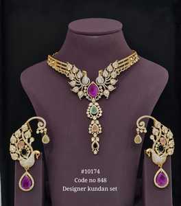 Ensemble de bijoux Designer Kundan 10174, collier et boucles d'oreilles en laiton plaqué or, imitation perle Moissanite, pour mariage - Product Image 1