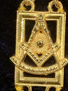 Collar de Cadena Metálica Masónico Raglia Past Master sobre Base de Terciopelo Azul, Collar de Cadena de Tela de Terciopelo Dorado de Alta Calidad Hecho a Medida - Product Image 3