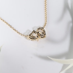Magnifique pendentif en or pour femme, style Toi et Moi, avec diamant de laboratoire taille cœur ovale brillant, serti classique à griffes horizontales - Product Image 3