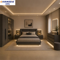 Suite de chambre à coucher de luxe de style italien avec lit flottant LED en bois, tailles Queen/King, intégrant un placard et un bureau de coiffeuse pour usage scolaire