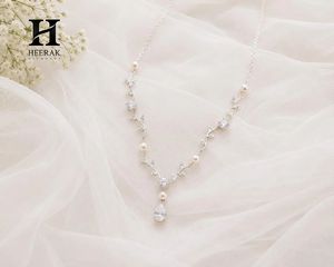 Collier de mariée délicat en diamant de laboratoire en forme de feuille de vigne avec pendentif taille poire et perle en forme de branche d'olivier - Product Image 3