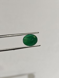 Esmeralda natural de 5.22 ct, gema ovalada para anillos de compromiso y joyería fina al mejor precio al por mayor - Product Image 3