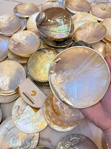 Plat de service décoratif en nacre, forme ovale, motif végétal, design moderne, fonction tactile pour table à manger - Product Image 6