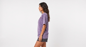 T-shirt femme délavé à l'acide, finition délavée moderne, tissu premium, silhouette décontractée, idéal pour le streetwear, les tenues décontractées et les sorties du week-end. - Product Image 3