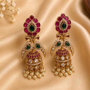 Pendientes de diseño chapados en oro con circonitas y perlas, ideales para bodas, colección de joyería étnica para mujeres y niñas. - Product Image 1