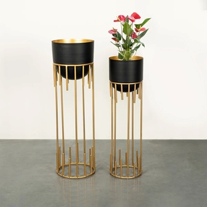 Supports à fleurs modernes en métal plaqué or avec pots noirs pour plantes d'intérieur, design circulaire, style minimaliste - Product Image 1