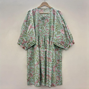 Robe mini bohème en coton écologique, imprimé floral fait main, col en V, manches 3/4, ourlet à volants en dentelle, lavable, naturelle - Product Image 3