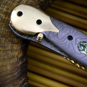 Couteau pliant en acier Damas, lame à pointe tombante avec incrustation d'ormeau, pivot en laiton, couteau de poche personnalisé - Product Image 4