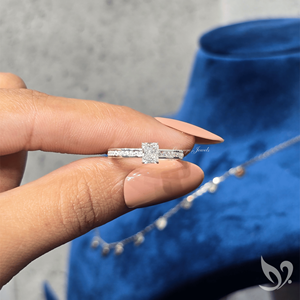 Anillo de compromiso de oro blanco de 10k refinado con banda delicada de diamantes radiantes cultivados en laboratorio de 0.5 ct, certificados por IGI. - Product Image 5