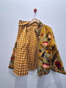 Chaqueta de Terciopelo Bordada a Mano de Primera Calidad para Mujer, Abrigo Artesanal con Diseño Floral Botánico, Estilo Vintage - Product Image 3