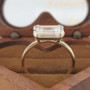 Bague de fiançailles en or massif 14 carats avec diamant taille émeraude 3 carats, style East West, pour proposition ou anniversaire - Product Image 3