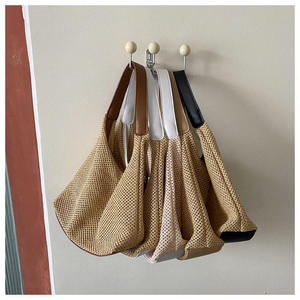 Llama la atención en cada calle de la ciudad con este dinámico bolso de hilo natural con un cuerpo de malla holgado y una correa cómoda. - Product Image 3