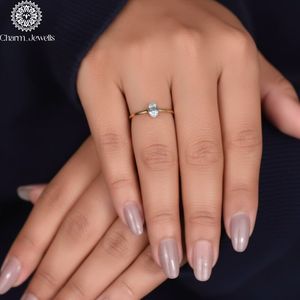 Bague de fiançailles classique pour femme Charm Jewells, trois pierres en moissanite taille coussin, plaqué or 18 carats, sertie à griffes, IGI - Product Image 3