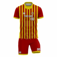 Ensemble d'uniformes de football personnalisés avec maillot, short et chaussettes – Fabricant de tenues de football sublimées haut de gamme