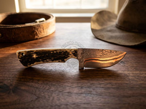 Cuchillo de Caza Vaquero Occidental Hecho a Mano, Nueva Edición 2026, con Hoja de Acero Damasco de Cobre Cu Mai, Punta Caída y Espiga Completa, OEM, con Empuñadura de Asta de Ciervo - Product Image 5