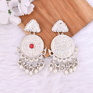 Boucles d'oreilles pendantes en argent allemand, motif ethnique, corail rouge et pierre de perle - Product Image 5