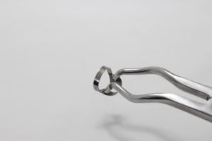 Pinza para dique de goma Fig.W3 de acero inoxidable, autoclavable, resistente al óxido, con agarre ergonómico, certificación CE, instrumentos para dique de goma Clase I - Product Image 3