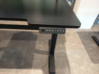 Bureau de travail électrique réglable moderne avec plateau en bois, port de charge USB, plateau de rangement et contrôleur à 4 mémoires préréglées