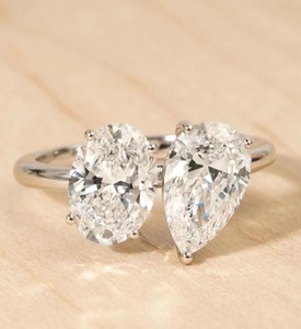 Bague Toi et Moi à deux pierres en or massif 10K 14K 18K, sertie à griffes, avec diamants de laboratoire ovales et en forme de poire, couleur DEF, clarté VS VVS, certifiée IGI - Product Image 1