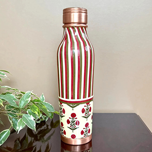 Bouteille d'eau artisanale en cuivre martelé avec couvercle anti-fuite, bouteille ayurvédique pour la gym et les voyages, prix de gros - Product Image 1