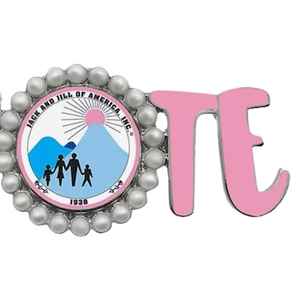 Broche de solapa Jack and Jill Pink VOTE con borde de perlas, accesorio llamativo para el día de las elecciones - Product Image 4